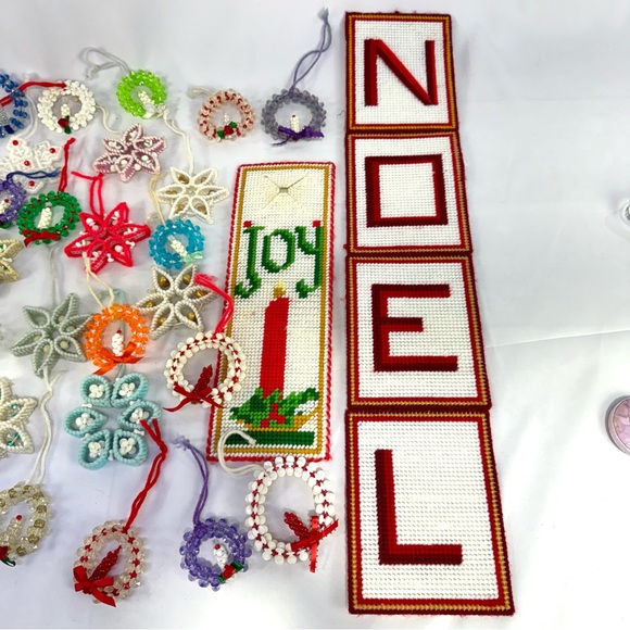 Vintage Lot of 1950’s handmade yarn craft and beaded mini wreath ornaments - Picture 3 of 12